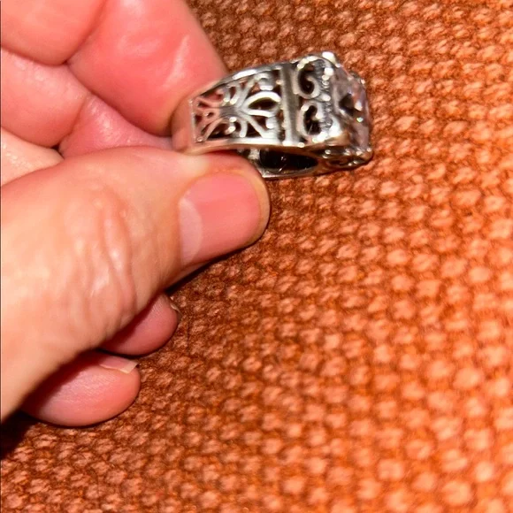 Stunning Silver Ring with Clear Gemstone - Picture 3 of 7